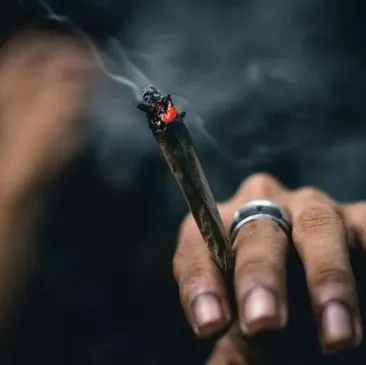 Adolescente ataca a mãe com peixeira após fim de relacionamento e culpa vício em maconha