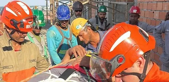 Trabalhador cai de altura de três metros em construção